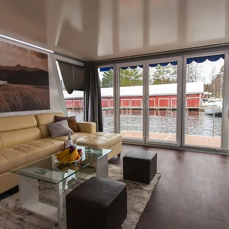 Houseboat Finland 보트호텔 4*