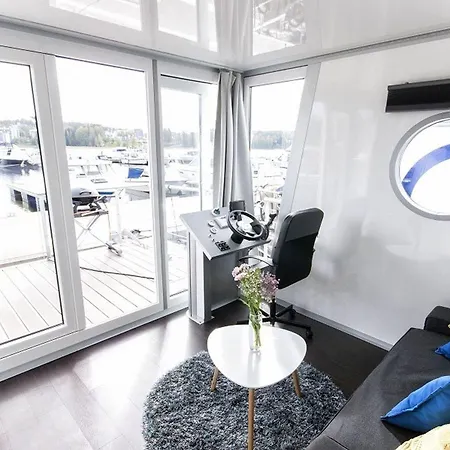 Houseboat Finland 보트호텔