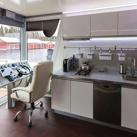 Houseboat Finland 보트호텔